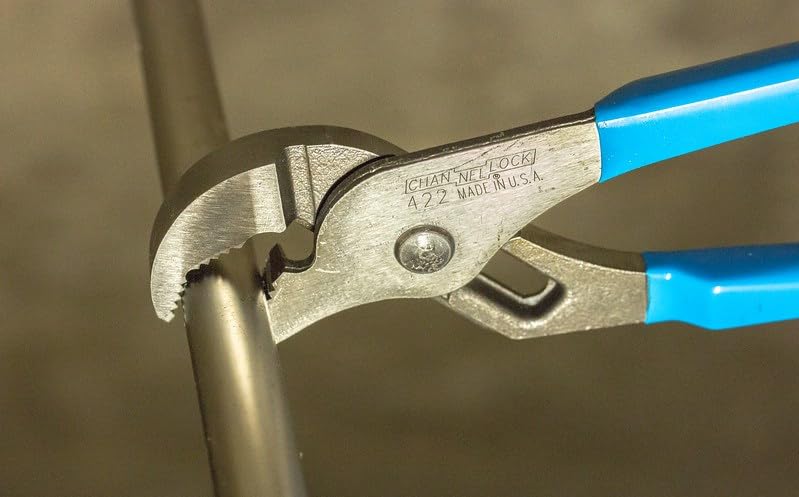Channellock 422 1-1/2-Inch Jaw Capacity 9-1/2-Inch V-Jaw Tongue and Groove Plier , Blue 9-1/2 inch V jaw Pliers