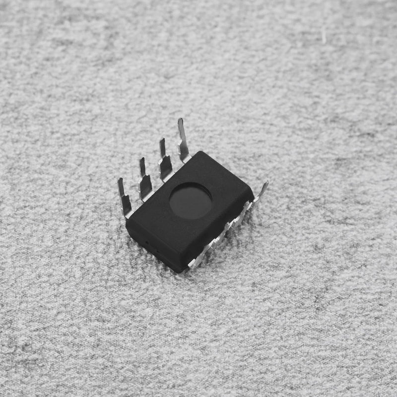 eMagTech 4Pcs 8 Pin Switching Regulators DC 3.5 to 15V Converter LT1054CP LT1054 for Electrical Switch Voltage Conversion 9x6.5x6mm