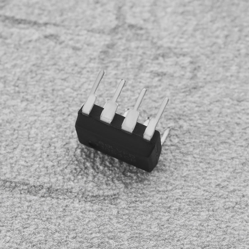 eMagTech 4Pcs 8 Pin Switching Regulators DC 3.5 to 15V Converter LT1054CP LT1054 for Electrical Switch Voltage Conversion 9x6.5x6mm