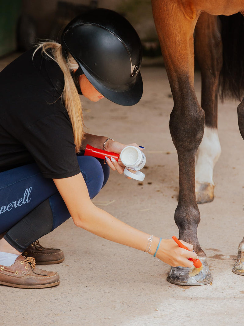Hydrohoof Horse Hoof Moisturizer (17 fl. Oz / 500ml) | Hoof Conditioner Dressing and Barrier Cream | Moisture Balancing Balm | Nourish & Protect | Natural Hoof Moisture Regulation