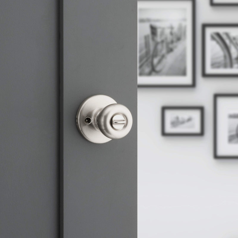 Kwikset Tylo Entry Door Knob with Lock and Key, Secure Keyed Handle Exterior, Front Entrance and Bedroom, Satin Nickel, Pick Resistant SmartKey Rekey Security and Microban