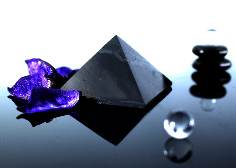Heka Naturals Polished Shungite Pyramid Crystal | 5 cm - Black Mineral Stones for Decoration & Meditation - Living Room Crystals - Natural Barrier & Cleaner - Fullerenes - NewNest Australia