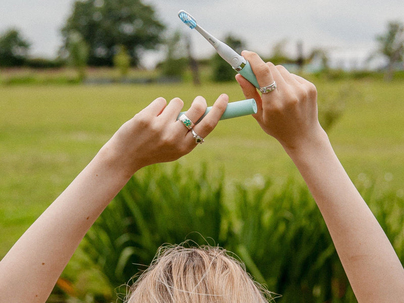 Sonisk Pulse | Battery Powered Electric Toothbrush | Sonic Technology | 1x Battery, 2X Brush Heads, 1x Travel Case Included | 31,000 Strokes Per Minute | Antimicrobial | Portable Size | Teal - NewNest Australia