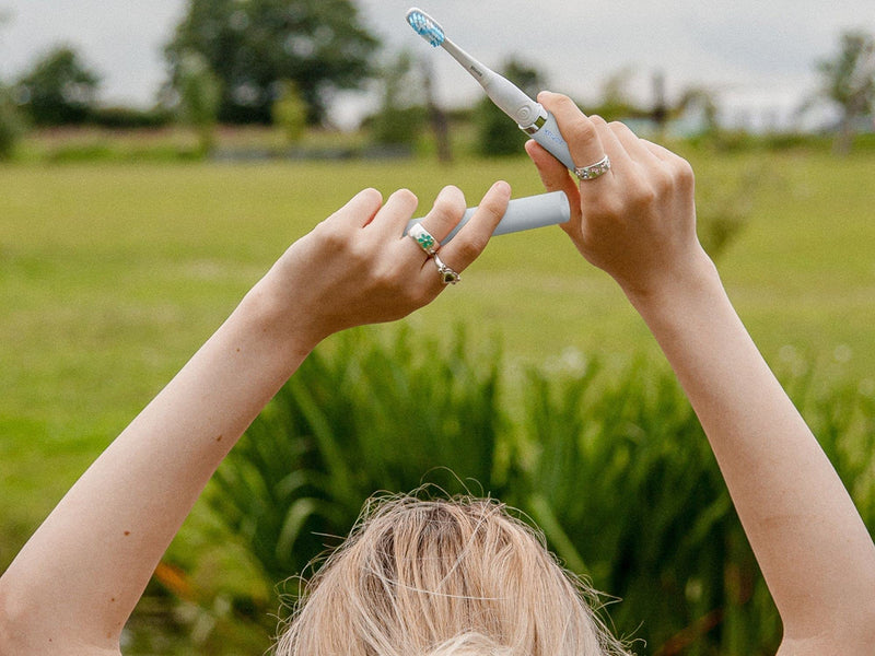Sonisk Pulse | Battery Powered Electric Toothbrush | Sonic Technology | 1x Battery, 2x Brush Heads, 1x Travel Case Included | 31,000 Strokes Per Minute | Antimicrobial | Portable Size |Metallic Silver Metallic Silver - NewNest Australia