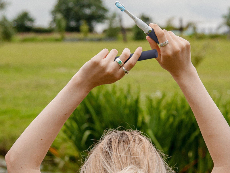 Sonisk Pulse | Battery Powered Electric Toothbrush | Sonic Technology | 1x Battery, 2X Brush Heads, 1x Travel Case Included | 31,000 Strokes Per Minute | Antimicrobial | Portable Size | Matte Black - NewNest Australia
